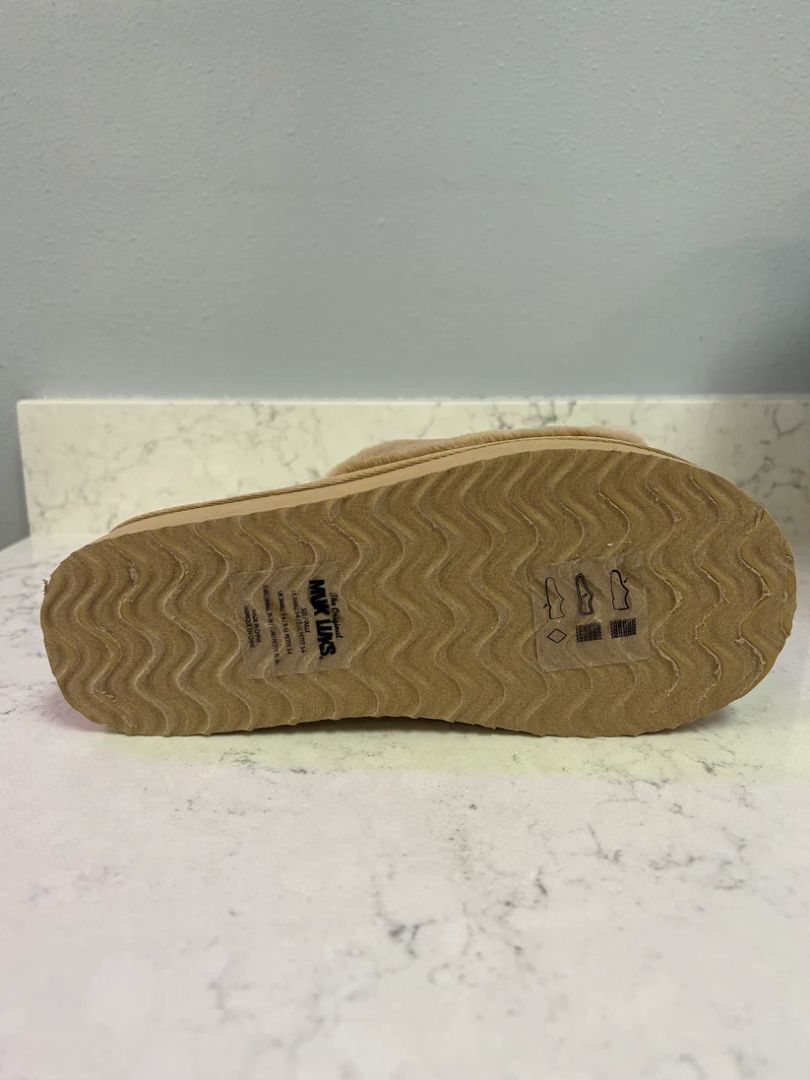 Muk Luks Women Size 5/6 Shoes