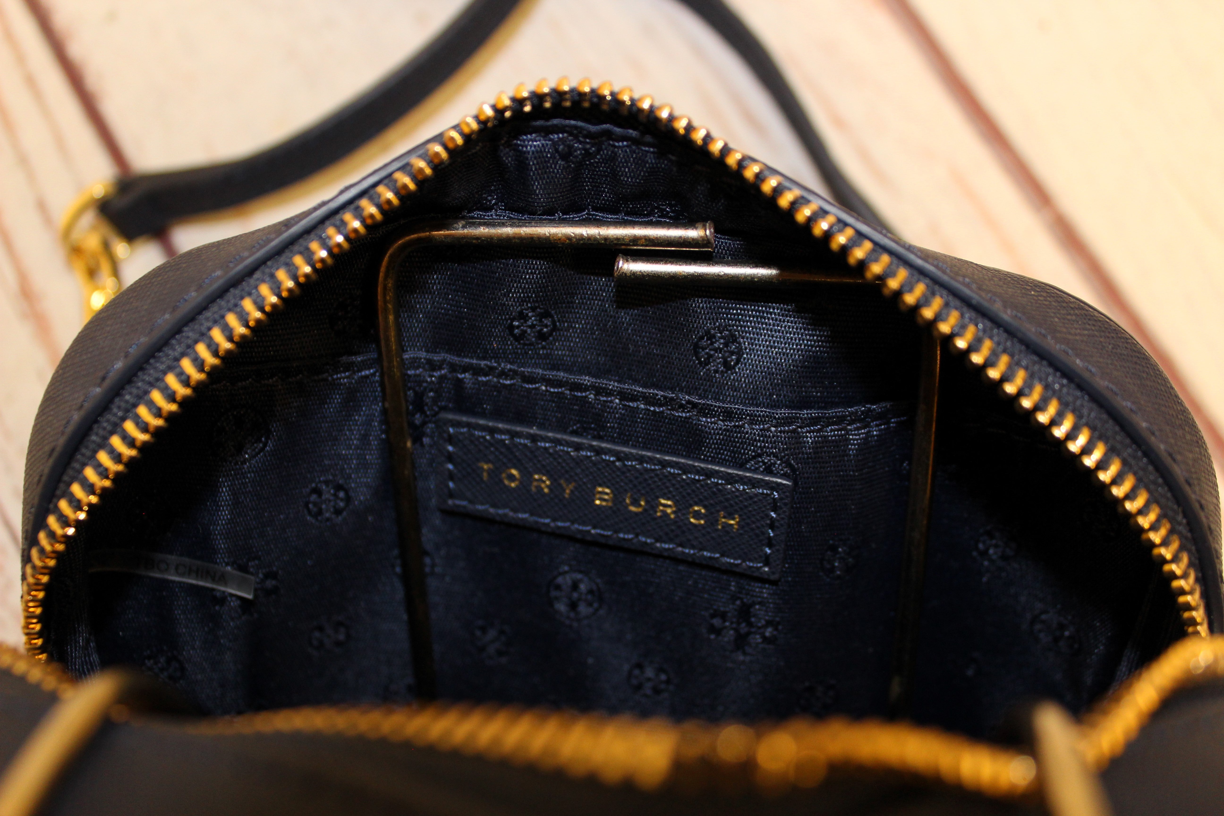 Tory burch emerson clearance round