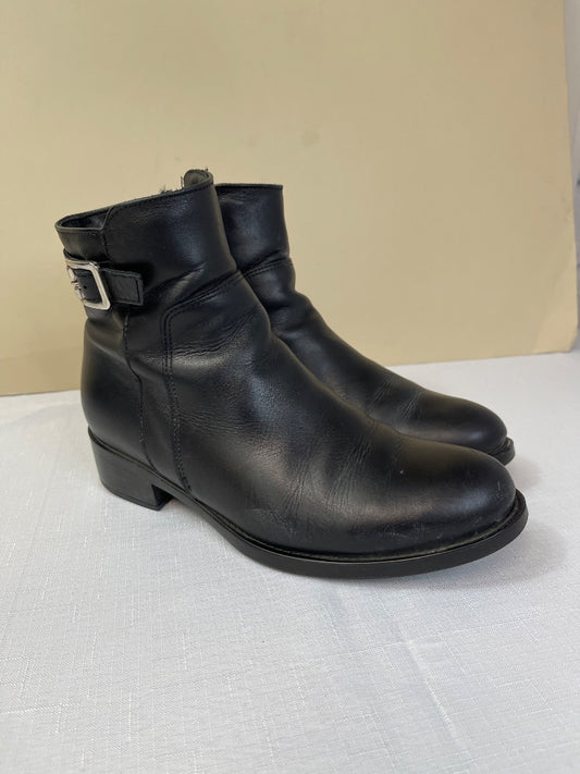 La Canadienne 8 black side zip bootie w/ small heel/buckle