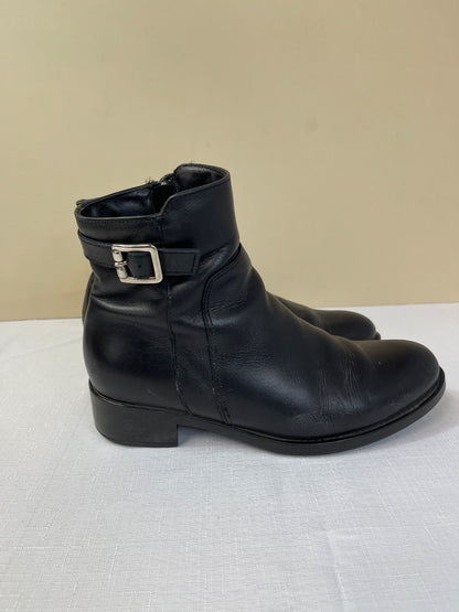 La Canadienne 8 black side zip bootie w/ small heel/buckle