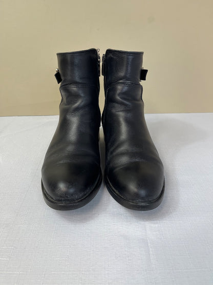 La Canadienne 8 black side zip bootie w/ small heel/buckle