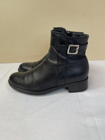 La Canadienne 8 black side zip bootie w/ small heel/buckle