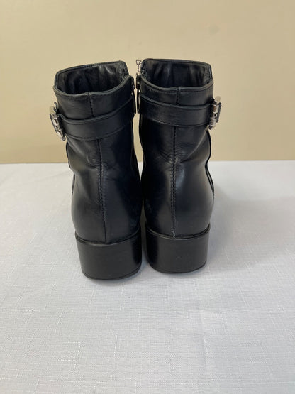 La Canadienne 8 black side zip bootie w/ small heel/buckle