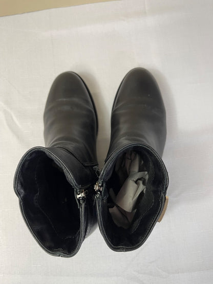 La Canadienne 8 black side zip bootie w/ small heel/buckle
