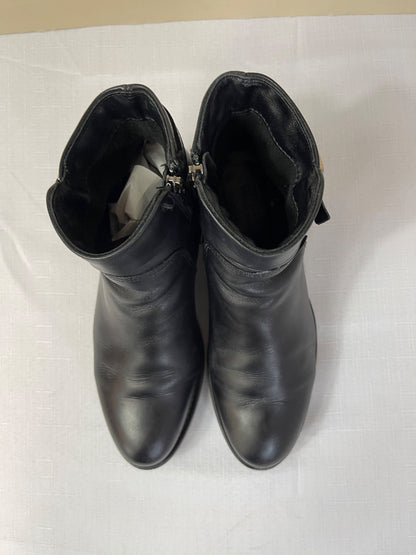 La Canadienne 8 black side zip bootie w/ small heel/buckle