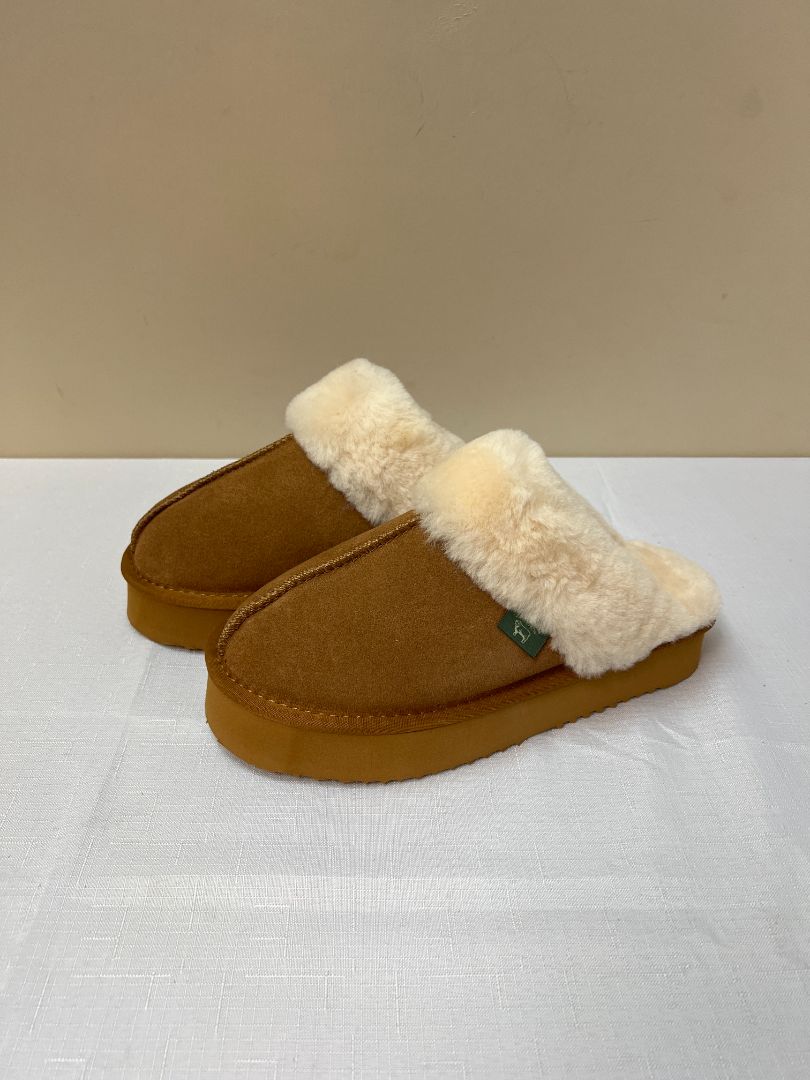 Cloud Nine Sheepskin Size L 8-9  platform slippers