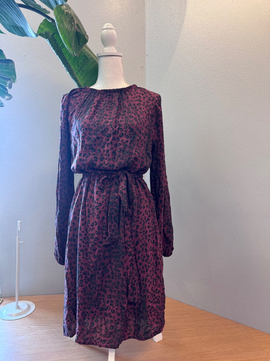 bella dahl L Red /BLK patterned LS midi w/ belt
