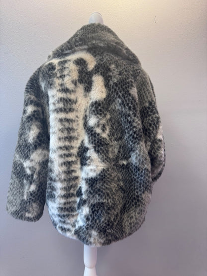 Jakke S Grey Faux Fur Leopard