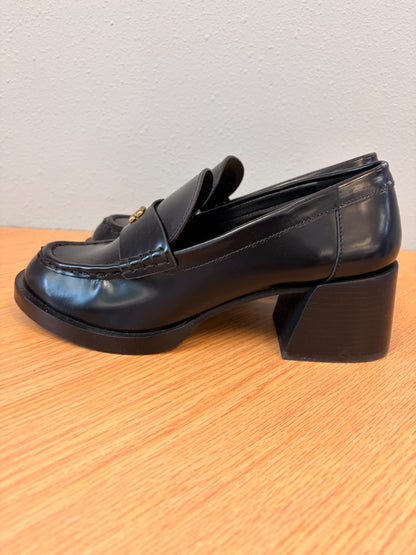 Coach 8.5 Black heeled leather loafer w/ gold "C"