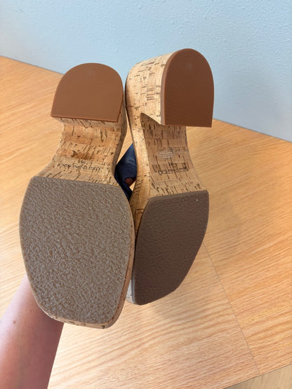 bernardo 9 Blue NWOB Knot strap w/cork heel