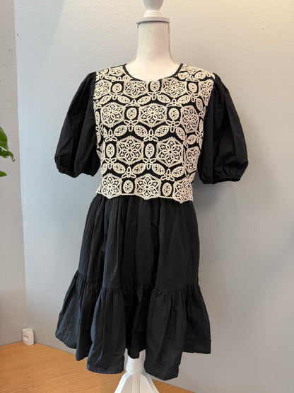 heyson L Black/white Lace overlay w/puf slv