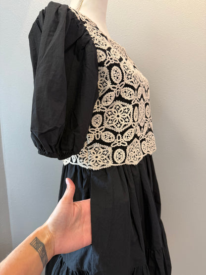 heyson L Black/white Lace overlay w/puf slv