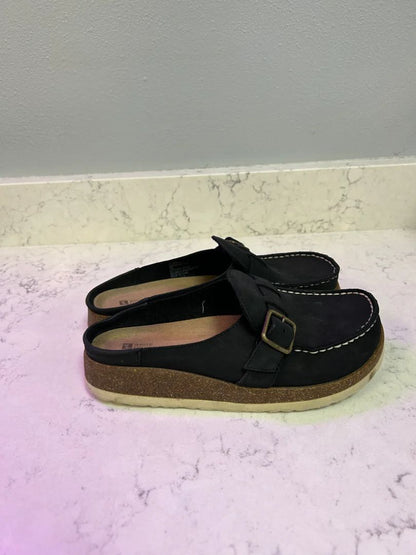 White Mountain* Women Size 7 Shoes