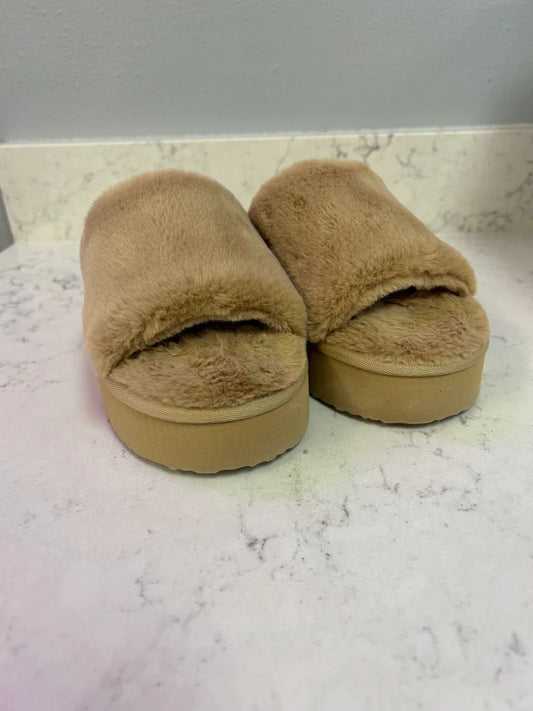 Muk Luks Women Size 5/6 Shoes