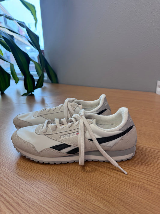 Reebok 9.5 White suede/leather lace up sneaker w/ blue NWOT