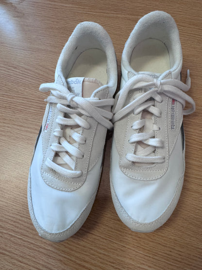 Reebok 9.5 White suede/leather lace up sneaker w/ blue NWOT