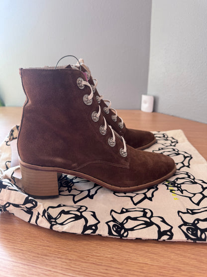 Freda Salvador 9 Brown Ace Lace Up w/wood heel