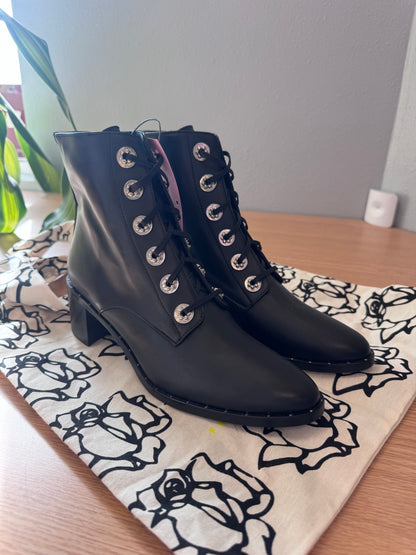 Freda Salvador 8.5 Black Ace Lace Up w/wood heel