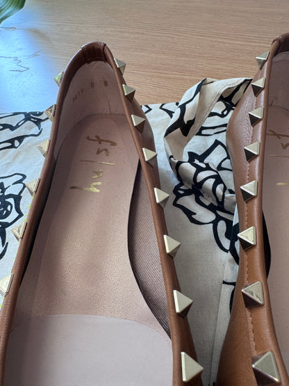 FS/NY 8 Brown NWOB Triangle stud flats