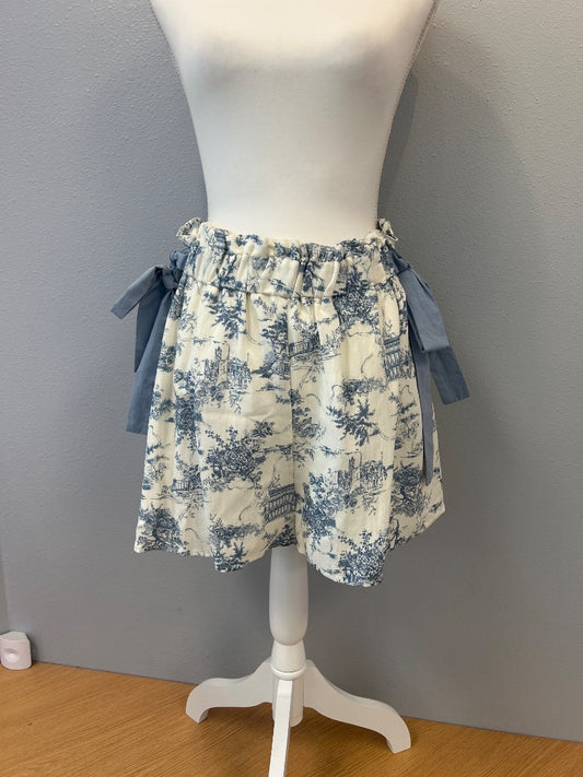 Storia L White /BLU patterned shorts w/ blue ribbons NWT