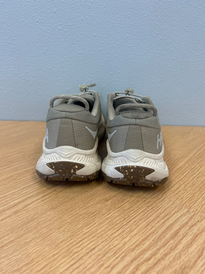 Hoka 7.5 Tan drawstring close, gore-tex lift