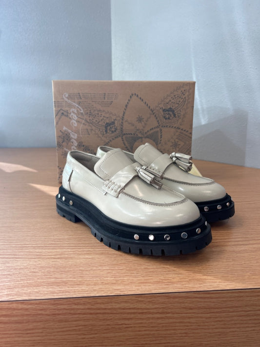 Free People 7.5 White Leather loafer w/ silver studs NWT/box