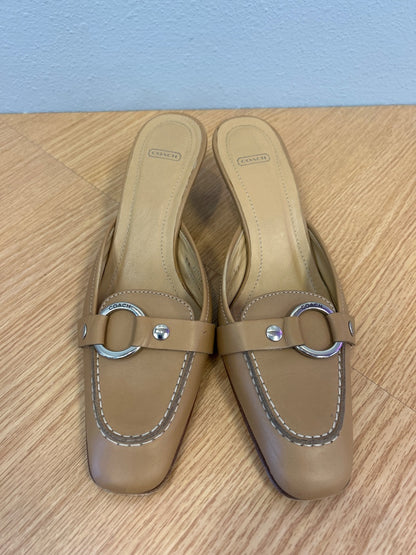 Coach 6 Tan leather kitten heel w/ gold buckle