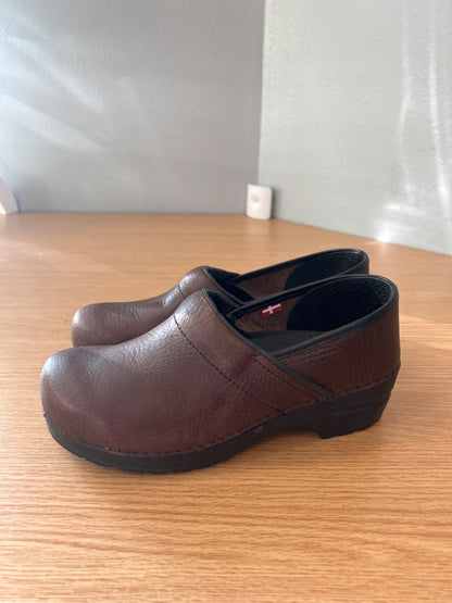 sanita 9.5 Brown Pebble leather danish clogs