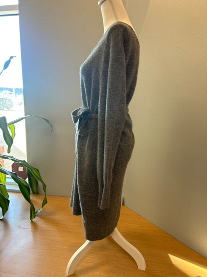 Mododoc M Gray Knit fuzzy LS midi w/ ucut neck/belt