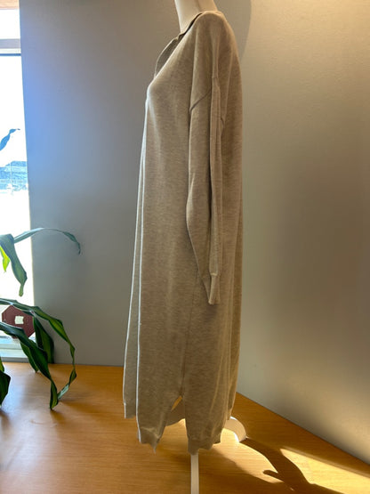 Things Between L Gray Vcut collared knit LS maxi