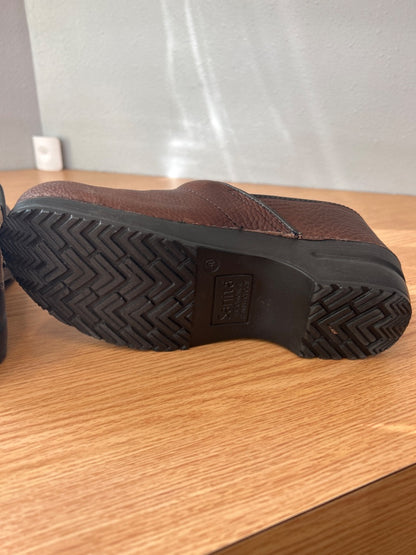 sanita 9.5 Brown Pebble leather danish clogs