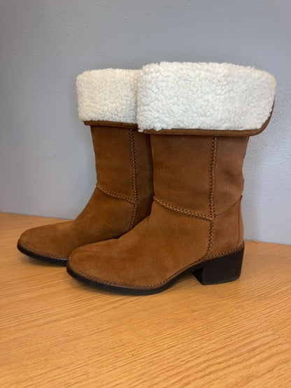 Coach 9.5 Tan Suede calf boots w/ heel/sherpa lining