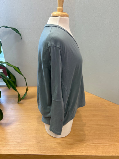 Lululemon M Gray vneck flowy LS