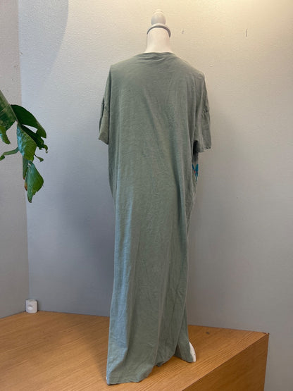 Natural Life M Green SS ucut maxi w/ florals/ "love" graphic
