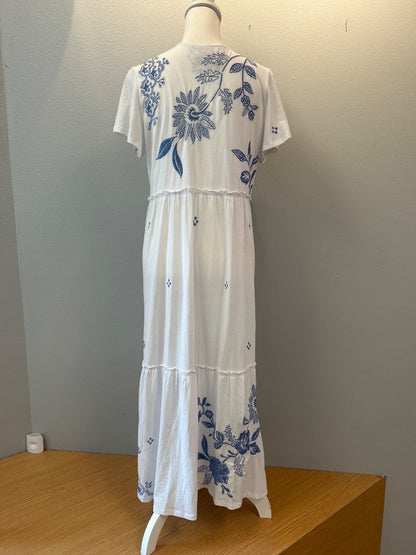 Johnny Was S White /blue embroidered SS Vcut maxi w/ ties