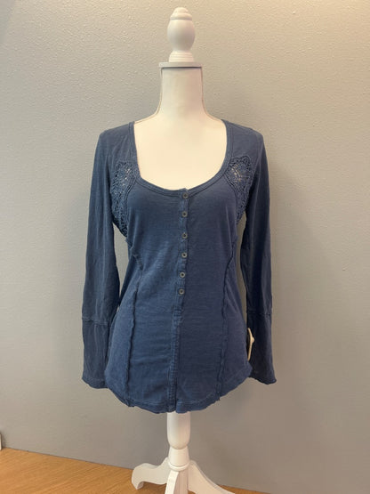 Free People M Blue Vcut LS w/ lace accents/seaming