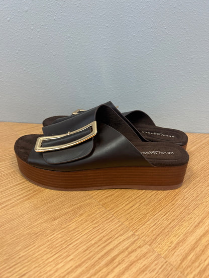 Kelsi Dagger 9 Brown platform sandal w/ leather upper/gold buckle