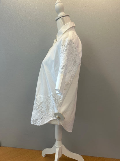 judith & charles XS White collared SS bttn up w/ lace accents