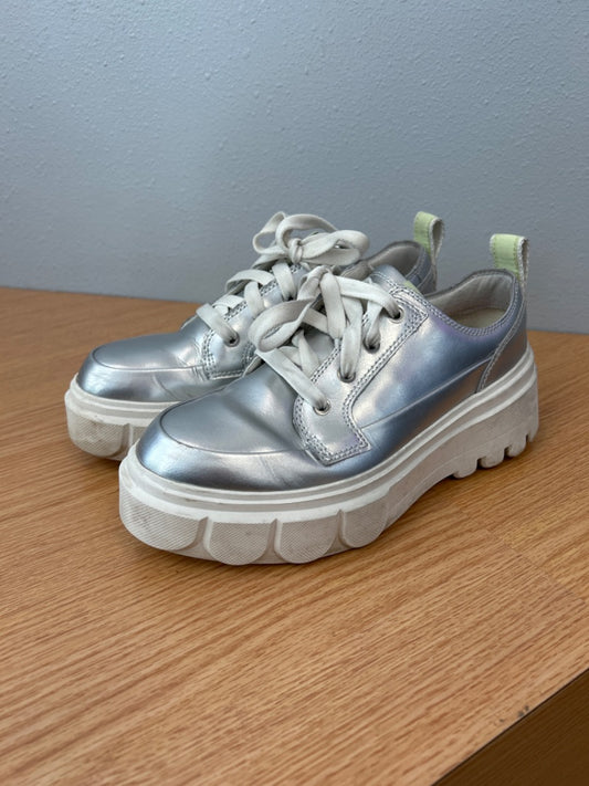 Sorel 9 Silver lace up sneaker w/ metallic coloring/WTE laces