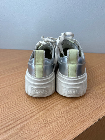 Sorel 9 Silver lace up sneaker w/ metallic coloring/WTE laces