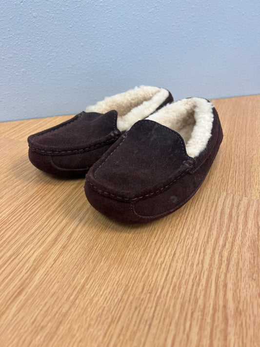 UGG 4 Brown KIDS slilp on fur lined mocassins