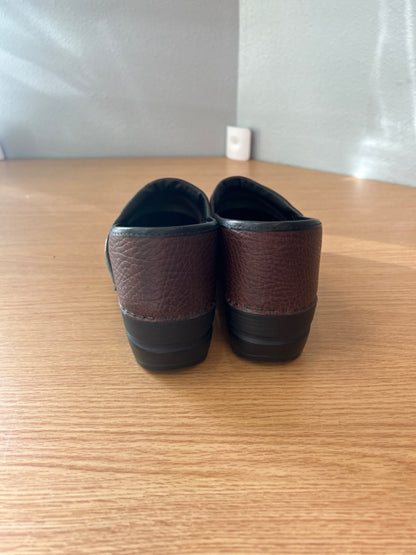 sanita 9.5 Brown Pebble leather danish clogs