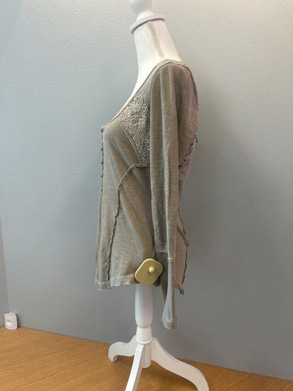 Free People M Tan Vcut LS w/ lace accents/seaming