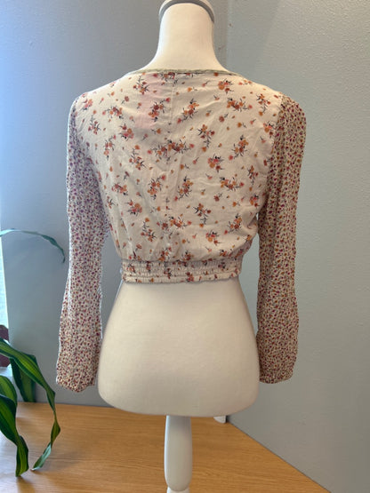 American Eagle XS white/green LS crop vcut flowers