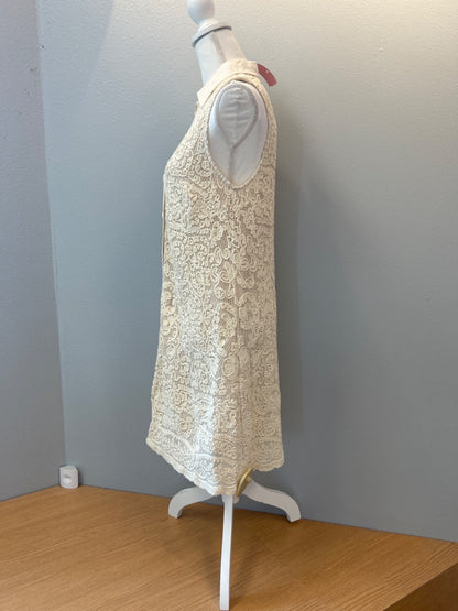 Tuckernuck M Cream Slvless crochet w/polo neck