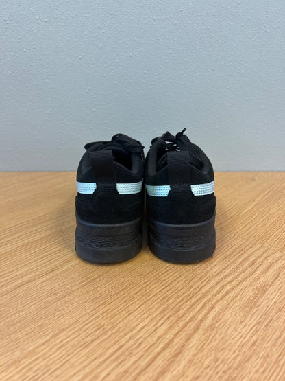 Puma 7.5 Black platform suede sneaker w/ blue/red accents