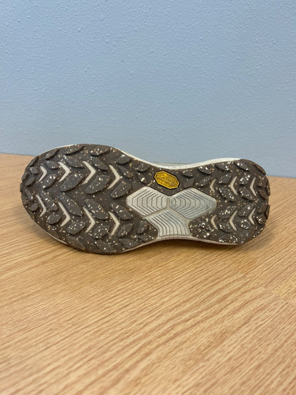 Hoka 7.5 Tan drawstring close, gore-tex lift