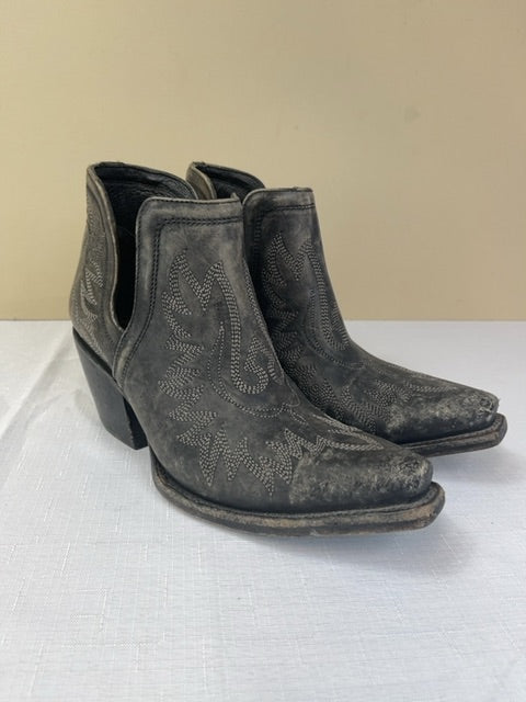 Ariat 8 Gray stitched cowboy-like bootie w/ pointed toe/heel