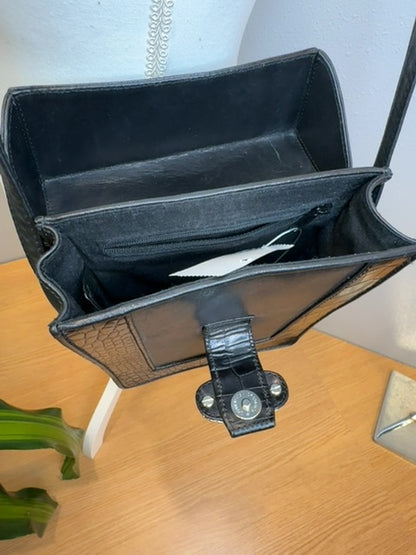 Brighton  Black On World Box x-body