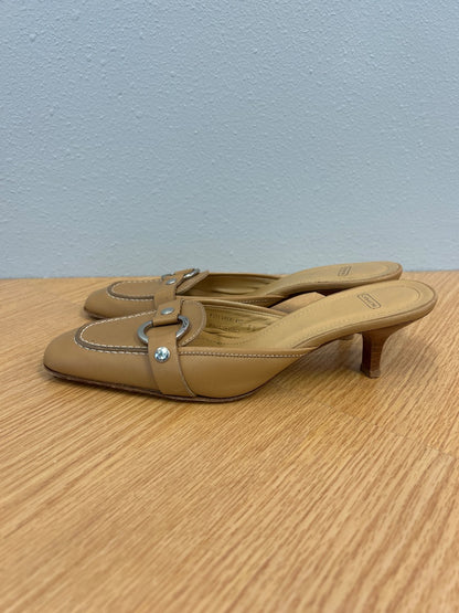 Coach 6 Tan leather kitten heel w/ gold buckle